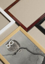 Widok z góry na cztery drewniane ramki, w jednej z nich oprawiony plakat sowa i księżyc Ohara Koson japoński drzeworyt