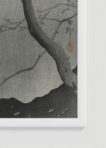 Zbliżenie na detale plakatu oprawionego w drewnianą białą ramkę od Plakatello®: sowa i księżyc Ohara Koson japoński drzeworyt