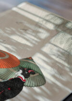 Zbliżenie na detale plakatu: japoński ukiyo-e Koson kobiety z parasolami w deszczu