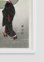 Zbliżenie na detale plakatu oprawionego w drewnianą białą ramkę od Plakatello®: japoński ukiyo-e Koson kobiety z parasolami w deszczu