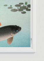 Zbliżenie na detale plakatu oprawionego w drewnianą białą ramkę od Plakatello®: Karpie Koi nishiki-goi Ohara Koson japoński drzeworyt vintage