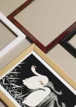 Widok z góry na cztery drewniane ramki, w jednej z nich oprawiony plakat Dwa łabędzie Ohara Koson japoński czarno-biały