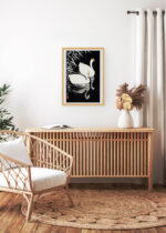 Aranżacja wnętrza, na ścianie wisi plakat w ramce: Dwa łabędzie Ohara Koson japoński czarno-biały