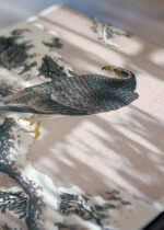 Zbliżenie na detale plakatu: jastrząb na ośnieżonej gałęzi Ohara Koson japoński vintage