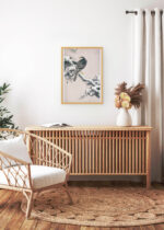 Aranżacja wnętrza, na ścianie wisi plakat w ramce: jastrząb na ośnieżonej gałęzi Ohara Koson japoński vintage