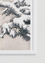 Zbliżenie na detale plakatu oprawionego w drewnianą białą ramkę od Plakatello®: jastrząb na ośnieżonej gałęzi Ohara Koson japoński vintage