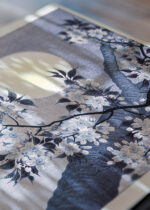 Zbliżenie na detale plakatu: Kwitnąca wiśnia w świetle księżyca Ohara Koson błękitno-szary