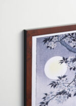 Plakat oprawiony w drewnianą brązową ramkę Vintage Italia: Kwitnąca wiśnia w świetle księżyca Ohara Koson błękitno-szary