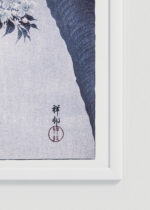 Zbliżenie na detale plakatu oprawionego w drewnianą białą ramkę od Plakatello®: Kwitnąca wiśnia w świetle księżyca Ohara Koson błękitno-szary