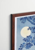 Plakat oprawiony w drewnianą brązową ramkę Vintage Italia: Kwitnąca wiśnia w świetle księżyca Ohara Koson ciemny błękit