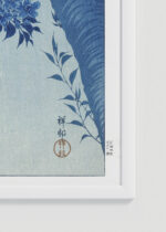 Zbliżenie na detale plakatu oprawionego w drewnianą białą ramkę od Plakatello®: Kwitnąca wiśnia w świetle księżyca Ohara Koson ciemny błękit