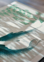 Zbliżenie na detale plakatu: Karpie koi nishiki-goi Ohara Koson japoński monochromatyczny