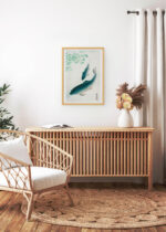 Aranżacja wnętrza, na ścianie wisi plakat w ramce: Karpie koi nishiki-goi Ohara Koson japoński monochromatyczny