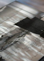 Zbliżenie na detale plakatu: Żaglowce w zatoce Ohara Koson japoński vintage czarno-biały