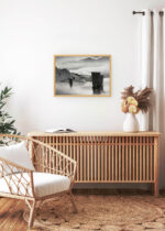 Aranżacja wnętrza, na ścianie wisi plakat w ramce: Żaglowce w zatoce Ohara Koson japoński vintage czarno-biały