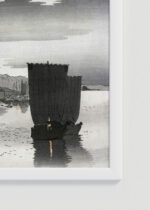 Zbliżenie na detale plakatu oprawionego w drewnianą białą ramkę od Plakatello®: Żaglowce w zatoce Ohara Koson japoński vintage czarno-biały