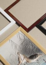 Widok z góry na cztery drewniane ramki, w jednej z nich oprawiony plakat ptaki bekasy kszyki Ohara Koson japoński drzeworyt vintage