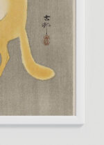 Zbliżenie na detale plakatu oprawionego w drewnianą białą ramkę od Plakatello®: Lis w kapeluszu Ohara Koson japoński humorystyczny