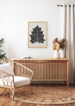 Aranżacja wnętrza, na ścianie wisi plakat w ramce: liść dębu czarno-biały Owen Jones botaniczny