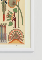 Zbliżenie na detale plakatu oprawionego w drewnianą białą ramkę od Plakatello®: egipski ornament Owen Jones Gramatyka Ornamentu