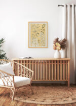 Aranżacja wnętrza, na ścianie wisi plakat w ramce: botaniczny Owen Jones Gramatyka Ornamentu 1856