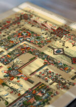 Zbliżenie na detale plakatu: średniowieczne iluminacje Owen Jones 1856