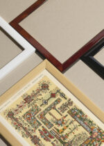 Widok z góry na cztery drewniane ramki, w jednej z nich oprawiony plakat średniowieczne iluminacje Owen Jones 1856