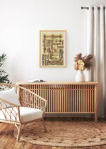 Aranżacja wnętrza, na ścianie wisi plakat w ramce: średniowieczne iluminacje Owen Jones 1856