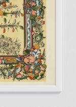 Zbliżenie na detale plakatu oprawionego w drewnianą białą ramkę od Plakatello®: średniowieczne iluminacje Owen Jones 1856