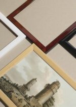 Widok z góry na cztery drewniane ramki, w jednej z nich oprawiony plakat orientalne wieże Luigi Mayer XVIII wiek