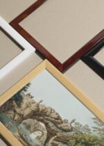 Widok z góry na cztery drewniane ramki, w jednej z nich oprawiony plakat Widoki Imperium Osmańskiego Luigi Mayer grota