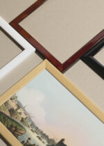 Widok z góry na cztery drewniane ramki, w jednej z nich oprawiony plakat Twierdza nad Bosforem Luigi Mayer akwarela