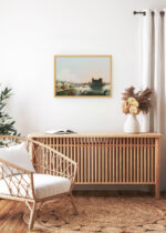 Aranżacja wnętrza, na ścianie wisi plakat w ramce: Twierdza nad Bosforem Luigi Mayer akwarela