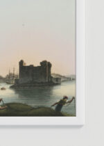 Zbliżenie na detale plakatu oprawionego w drewnianą białą ramkę od Plakatello®: Twierdza nad Bosforem Luigi Mayer akwarela