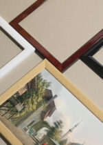 Widok z góry na cztery drewniane ramki, w jednej z nich oprawiony plakat orientalna uliczka Turcja Luigi Mayer akwarela