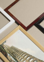 Widok z góry na cztery drewniane ramki, w jednej z nich oprawiony plakat akwedukt Luigi Mayer architektura antyczna