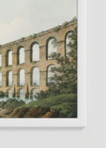 Zbliżenie na detale plakatu oprawionego w drewnianą białą ramkę od Plakatello®: akwedukt Luigi Mayer architektura antyczna