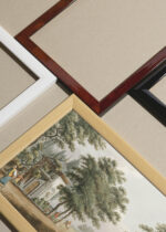 Widok z góry na cztery drewniane ramki, w jednej z nich oprawiony plakat Widoki Imperium Osmańskiego Luigi Mayer fontanna