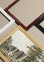 Widok z góry na cztery drewniane ramki, w jednej z nich oprawiony plakat Osmańska tama Luigi Mayer orientalna akwaforta