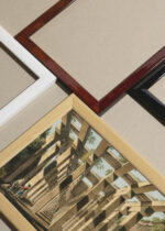 Widok z góry na cztery drewniane ramki, w jednej z nich oprawiony plakat Luigi Mayer orientalna kolonada świątynna