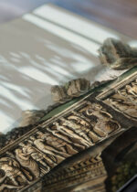 Zbliżenie na detale plakatu: XVIII-wieczne sarkofagi Luigi Mayer Orient