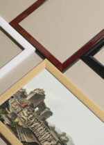 Widok z góry na cztery drewniane ramki, w jednej z nich oprawiony plakat XVIII-wieczne sarkofagi Luigi Mayer Orient