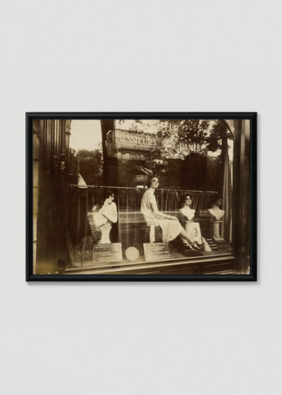 Plakat w drewnianej czarnej ramce: Atget vintage salon kosmetyczny Paryż Belle Époque