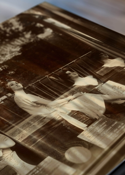 Zbliżenie na detale plakatu: Atget vintage salon kosmetyczny Paryż Belle Époque