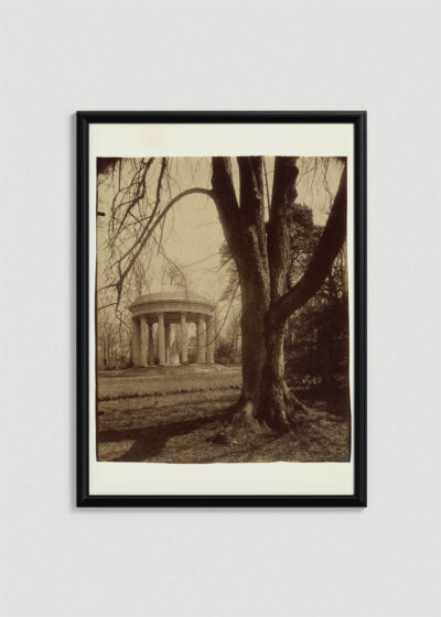 Plakat w drewnianej czarnej ramce: Eugène Atget Świątynia Miłości Pałac Wersalski Paryż