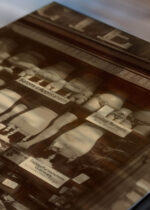 Zbliżenie na detale plakatu: Atget witryna sklepu medycznego Paryż 1923 vintage