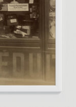 Zbliżenie na detale plakatu oprawionego w drewnianą białą ramkę od Plakatello®: Atget witryna sklepu medycznego Paryż 1923 vintage