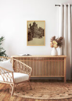 Aranżacja wnętrza, na ścianie wisi plakat w ramce: Rezydencja królewska w Fontainebleau pod Paryżem Atget