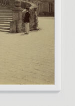 Zbliżenie na detale plakatu oprawionego w drewnianą białą ramkę od Plakatello®: Rezydencja królewska w Fontainebleau pod Paryżem Atget