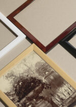 Widok z góry na cztery drewniane ramki, w jednej z nich oprawiony plakat Eugène Atget Ogród Luksemburski w Paryżu vintage